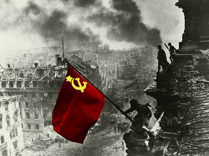9 3 BANDIERA ROSSA SVENTOLA SUL REICHSTAG