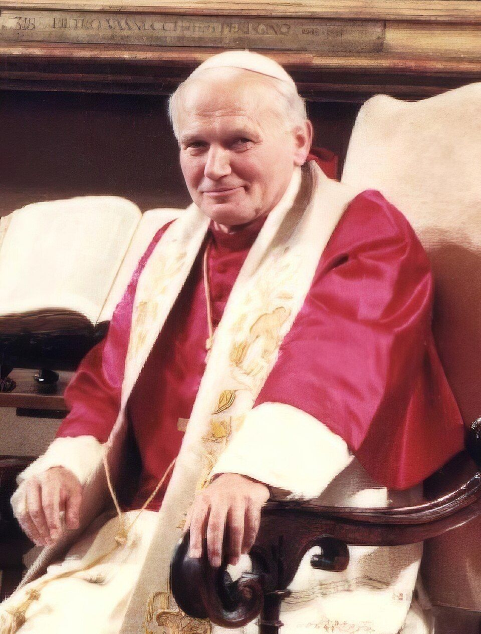 il-santo-papa-giovanni-paolo-secondo-con-veste-rosso-porpora