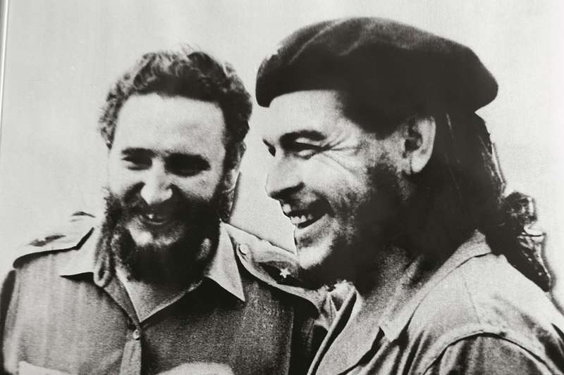 l-omaggio-di-fidel-castro-a-ernesto2