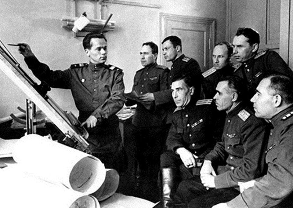 M.T. Kalashnikov presenta ai funzionari del Dipartimento Invenzioni della Direzione Generale dell'Artiglieria del Ministero delle Forze Armate dell'URSS un rapporto su un nuovo progetto di fucile d'assalto. 1949.
