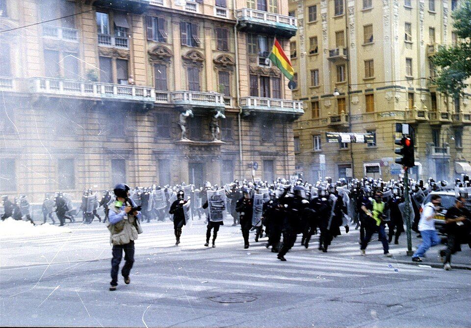 Genova - Fatti del G8 del 20 luglio 2001. Carica della polizia a Corso Torino. Foto di Ares Ferrari.